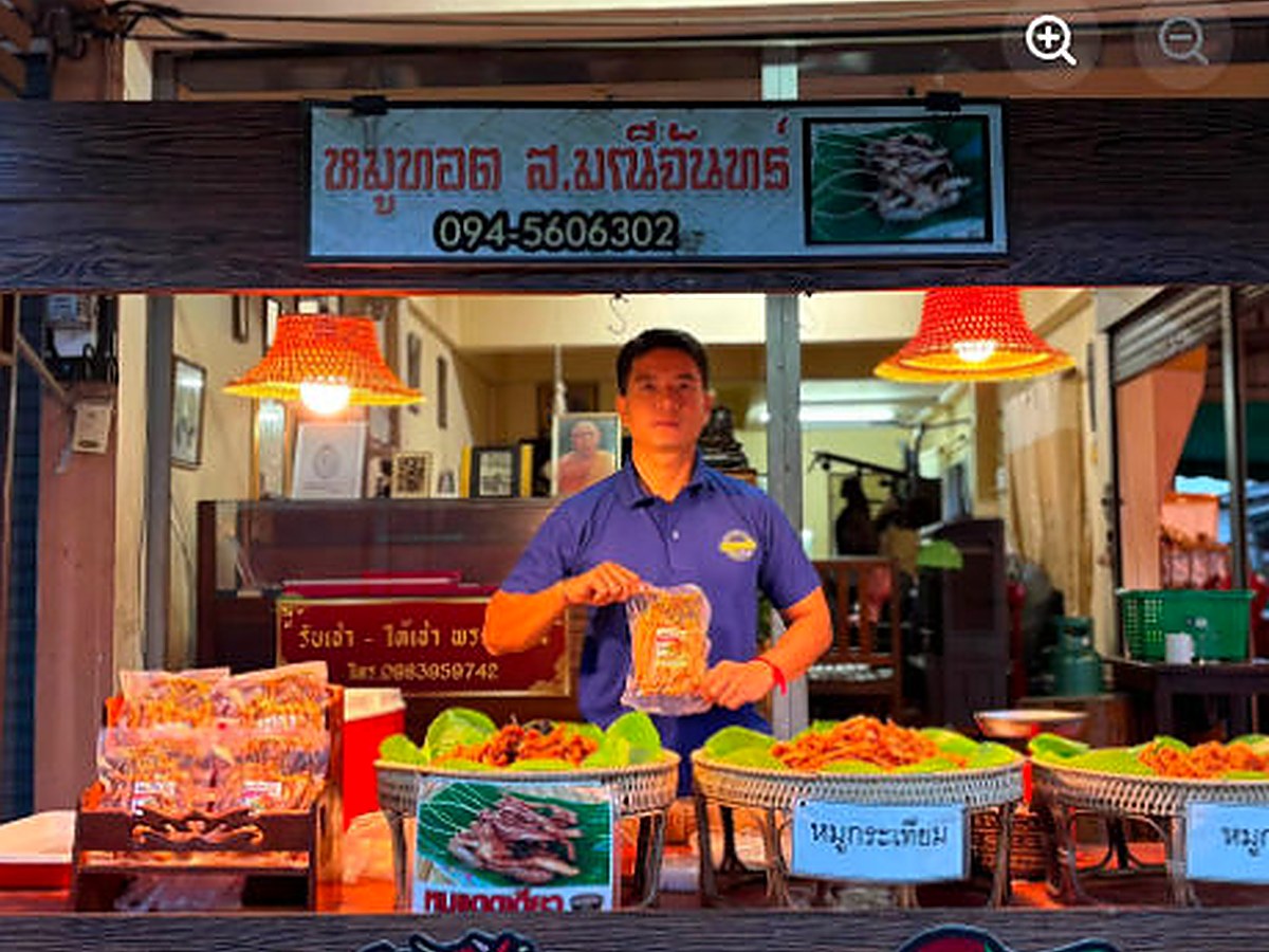 เจ้าของร้าน แดดเดียว 7 ดาว ในชุดยูนิฟอร์ม ถือสินค้าหน้าร้าน